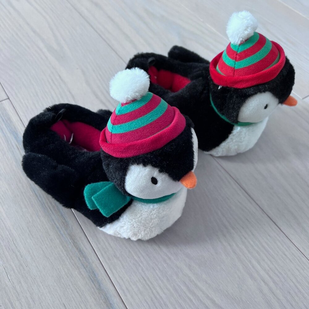 Carter's Kids Toddler Penguin Winter Faux Fur Slippers ( 7/8 ) Medium
